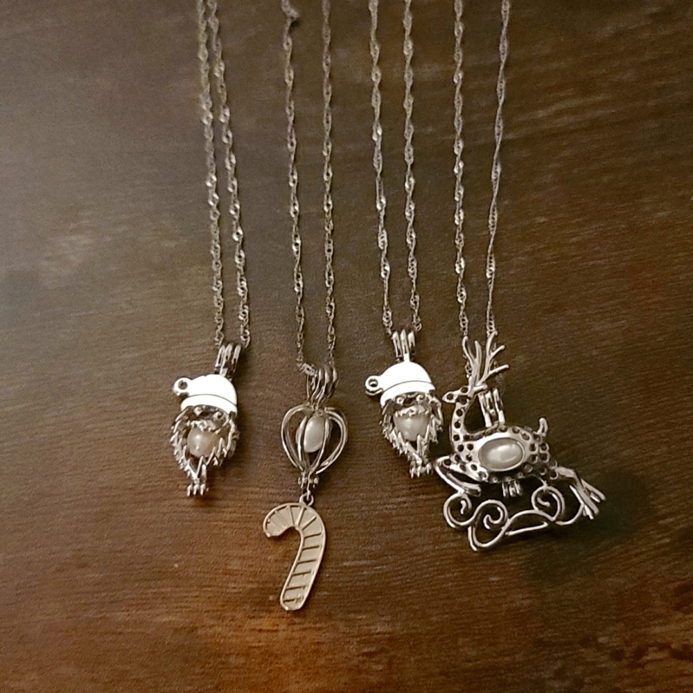 Lot of Christmas pearl necklaces